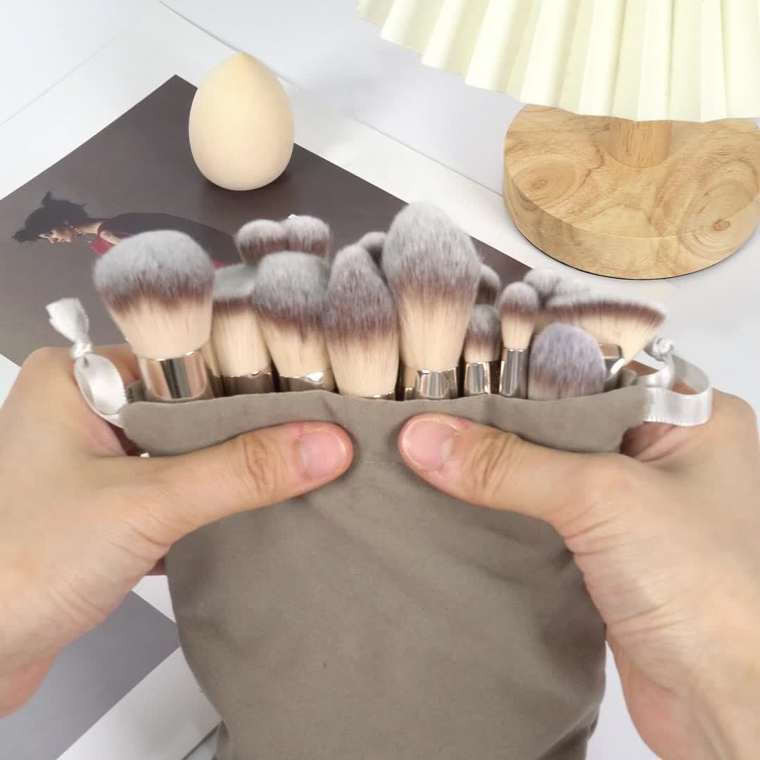 MAANGE Professional Makeup Brush Set – Complete Set with Flannel Bag and Makeup Sponge